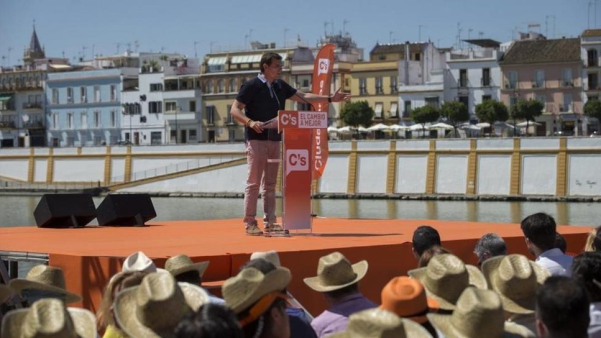 Albert Rivera, este sábado, en el mitin que ha ofrecido frente al barrio sevillano de Triana.-EFE / JULIO MUÑOZ