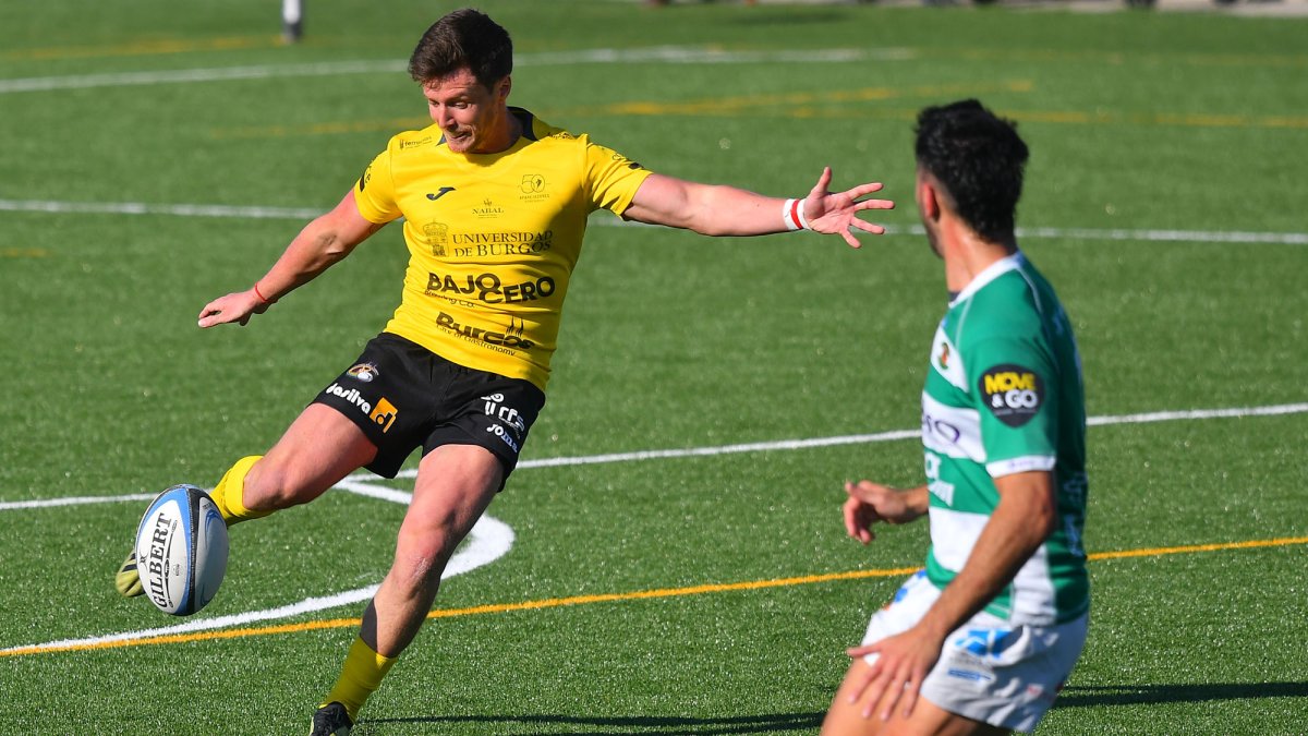 Zabalegui patea el oval en un partido con la camiseta del Aparejadores RC. ECB