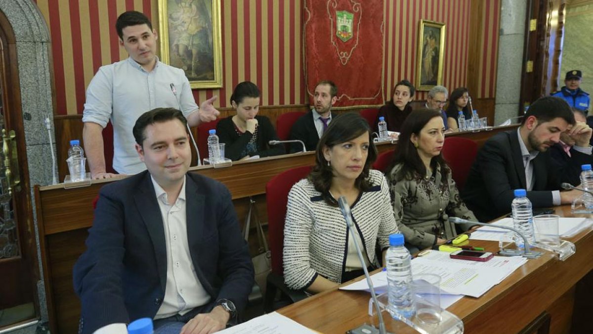 Los concejales socialistas y de Imagina Burgos durante un Pleno municipal.-ISRAEL L. MURILLO