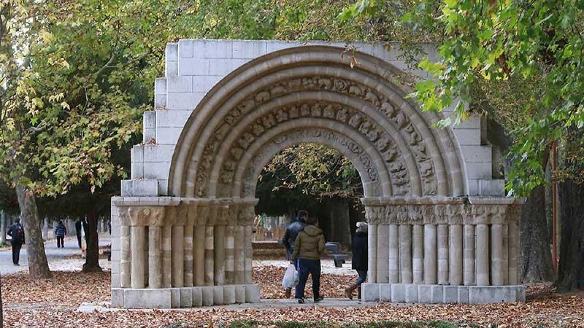 Imagen del arco de la iglesia de la Llana que es uno de los puntos emblemáticos del paseo de la Isla.-RAÚL G. OCHOA