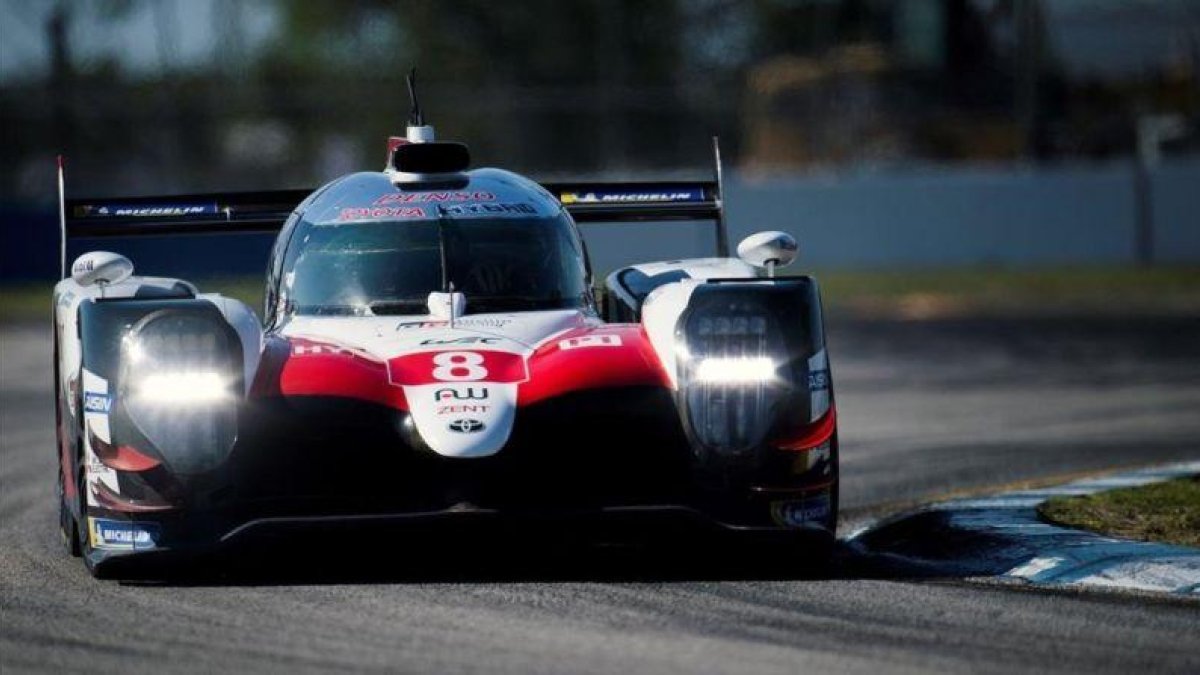 Fernando Alonso y su Toyota se impusieron en las 1.000 Millas de Sebring, en EEUU.-EFE / JAMES MOY