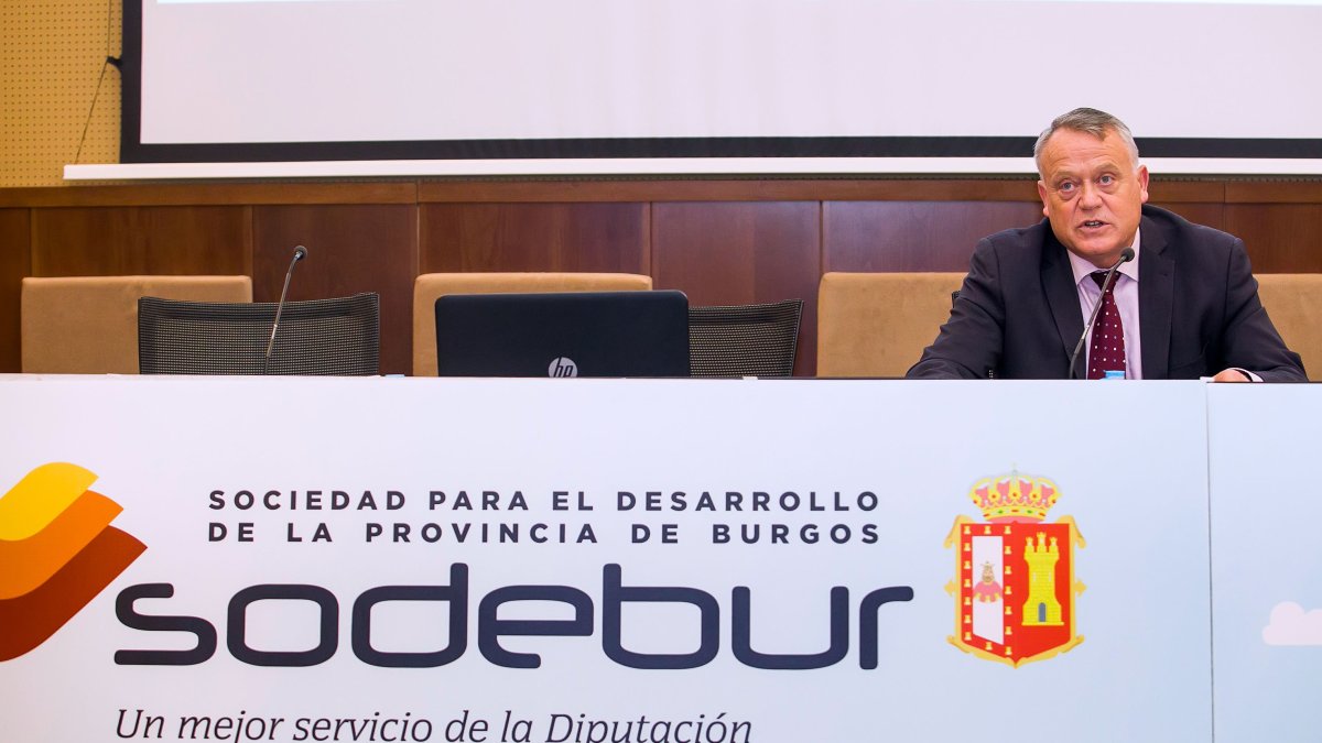 Lorenzo Rodríguez durante la presentación de lo acordado en el último consejo de administración de Sodebur. TOMÁS ALONSO