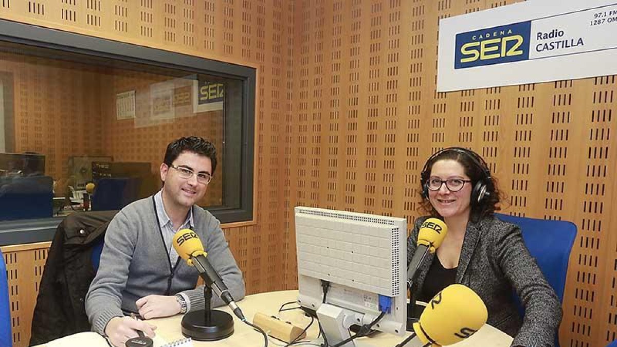 Rosalía Santaolalla, de Radio Castilla, durante la entrevista a Félix Martínez (Andando Burgos) en Hoy por Hoy Burgos.-Raúl Ochoa