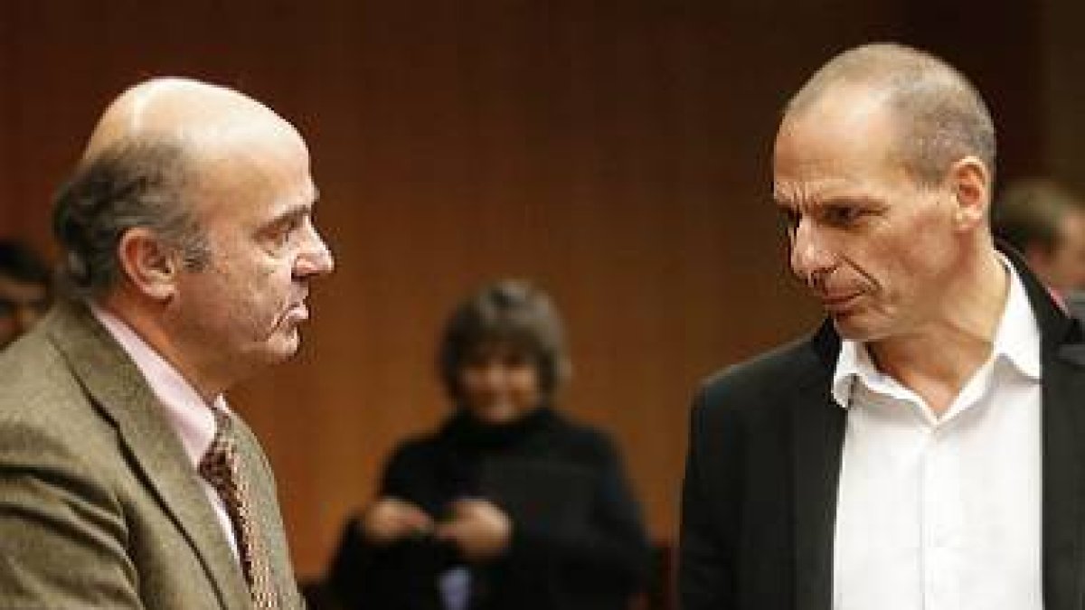 Guindos y Varoufakis, ayer, en Bruselas durante la cumbre del Eurogrupo.-Foto: OLIVIER HOSLET / EFE