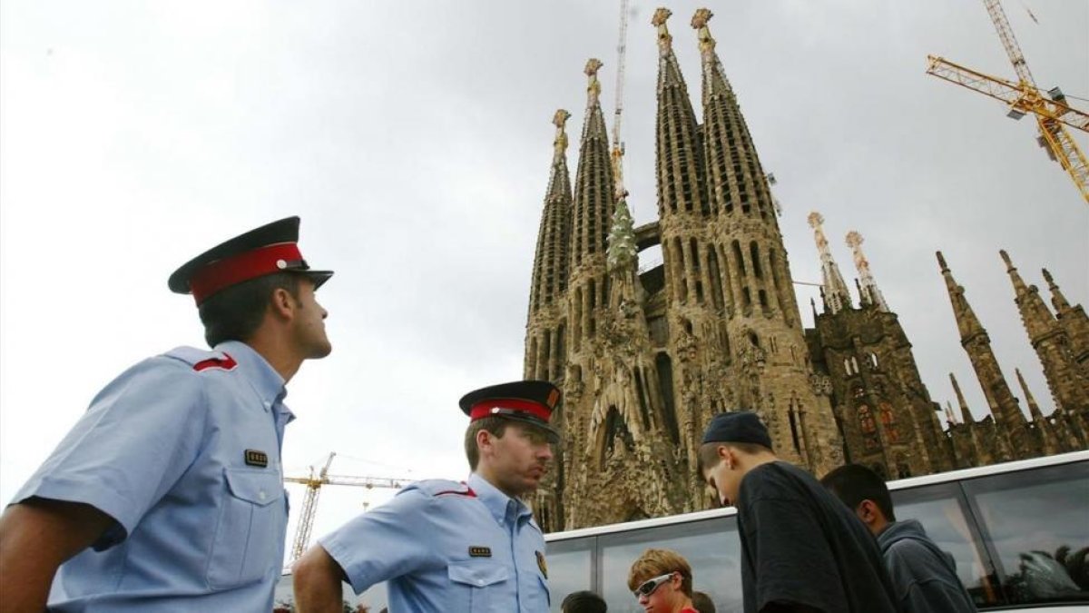 Una pareja de los Mossos patrullando por la Sagrada Familia.-RICARD CUGAT