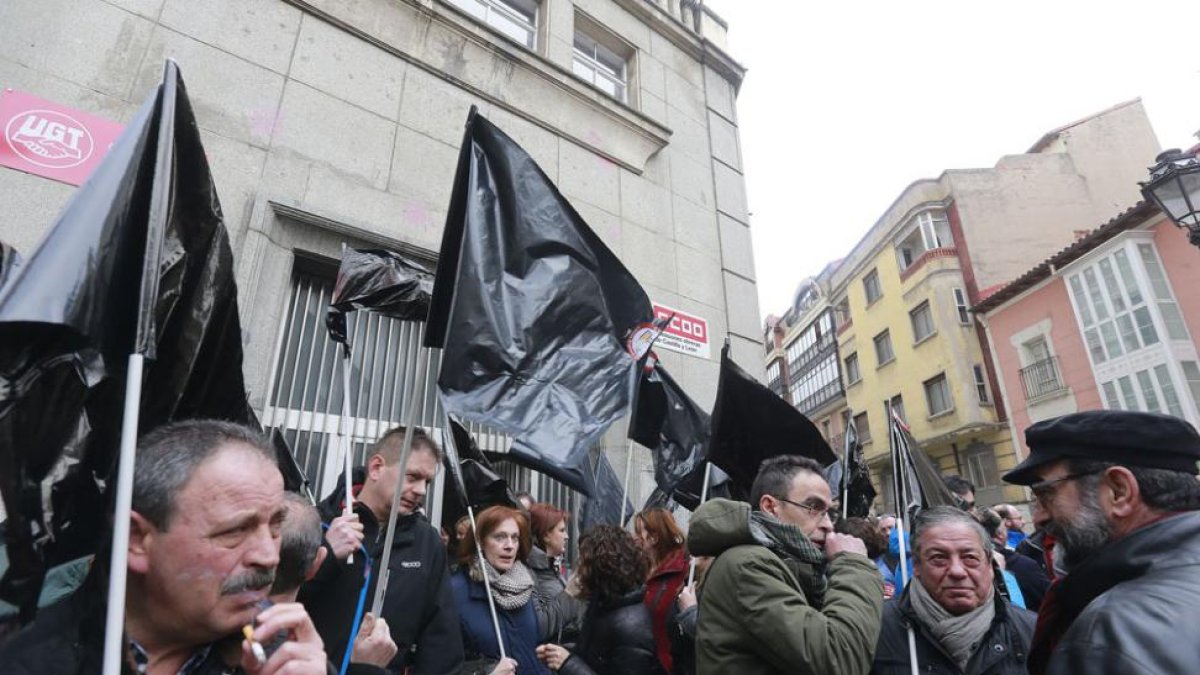 Imagen de la concentración a las puertas del edificio de sindicatos.-RAÚL G. OCHOA