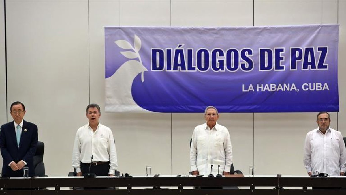 De izquierda a derecha, el secretario general de las Naciones Unidas, Ban Ki-moon; el presidente de Colombia, Juan Manuel Santos; el presidente de Cuba, Raúl Castro y el delegado de las FARC en Cuba, Rodrigo Londoño Echeverri, alias