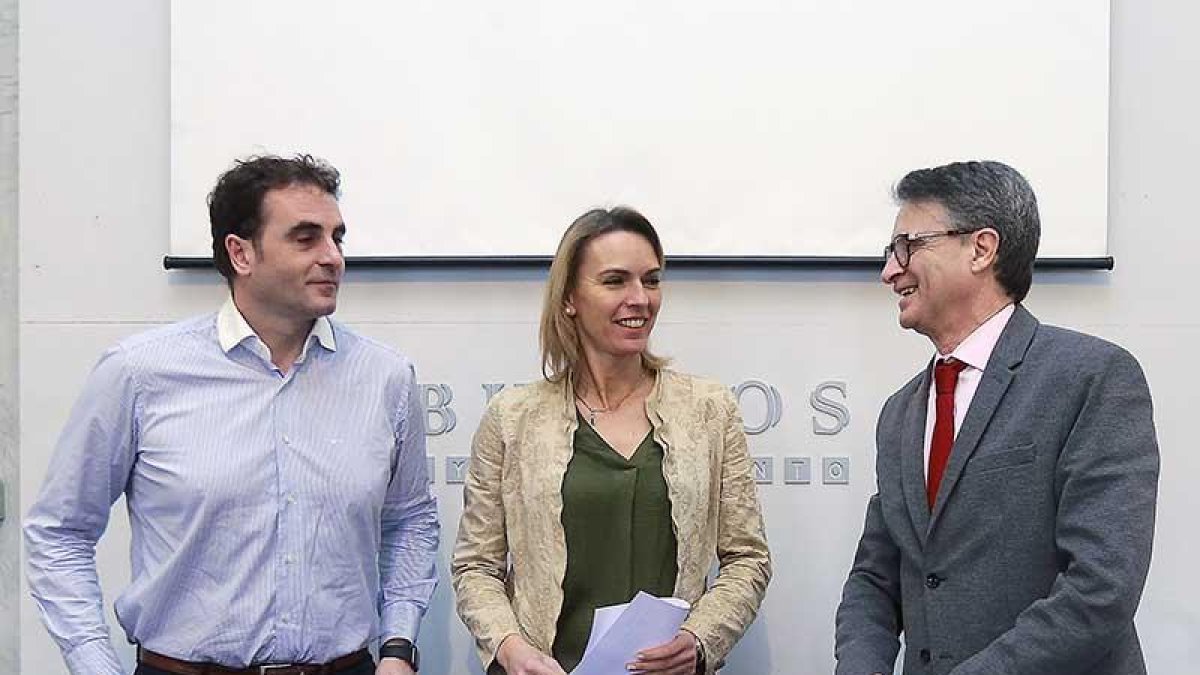 Diego Rojas, Lorena de la Fuente y Emilio de Domingo durante la presentación del evento.-RAÚL G. OCHOA