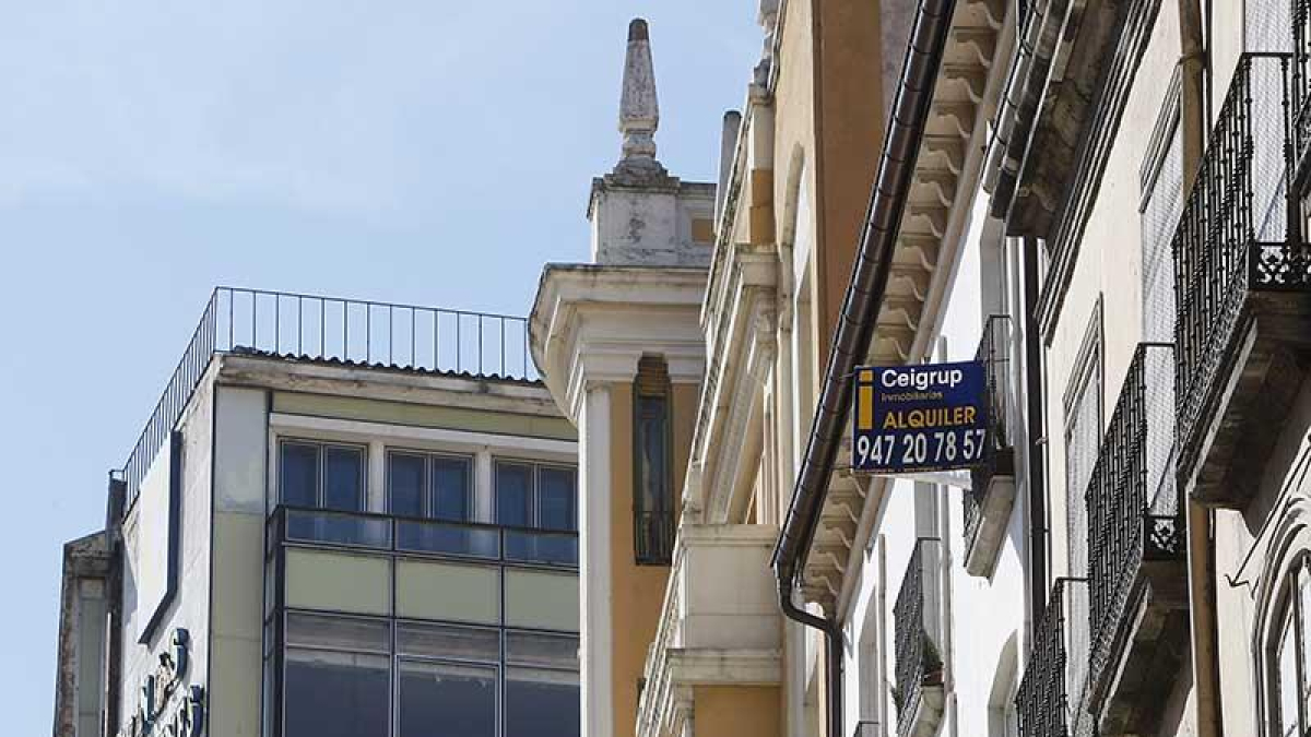 Anuncio de una vivienda de alquiler en la capital burgalesa.-RAÚL G. OCHOA