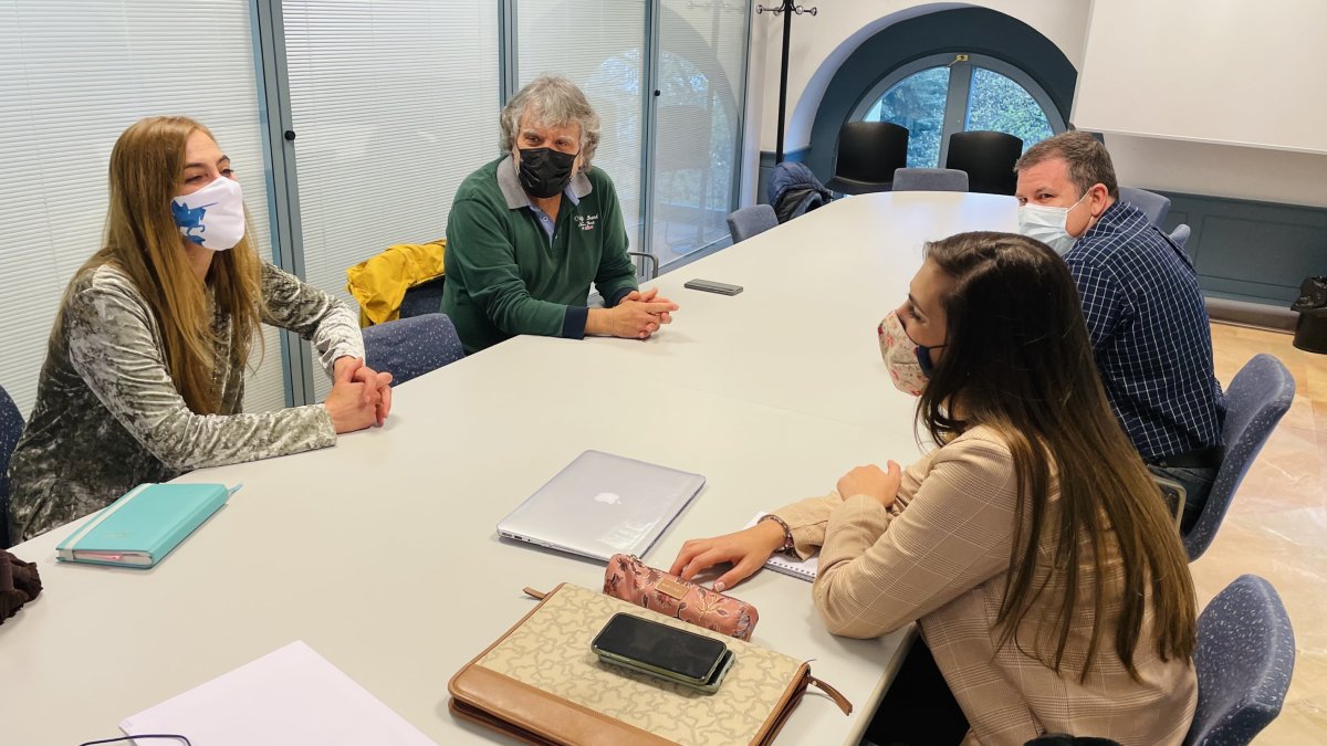 Carolina Álvarez y Andrea Ballesteros con representantes de las peñas. ECB