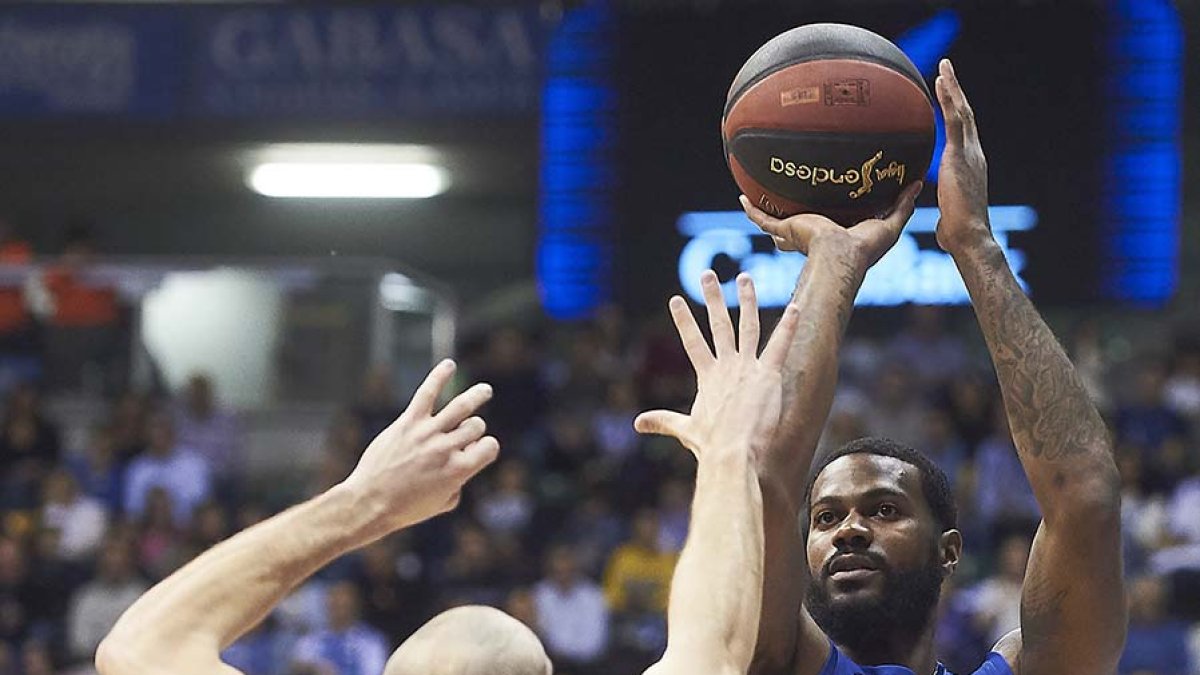 Earl Clark lanza ante la oposición de Gillet del Montakit Fuenlabrada. ACB PHOTO /B. B. HOJAS