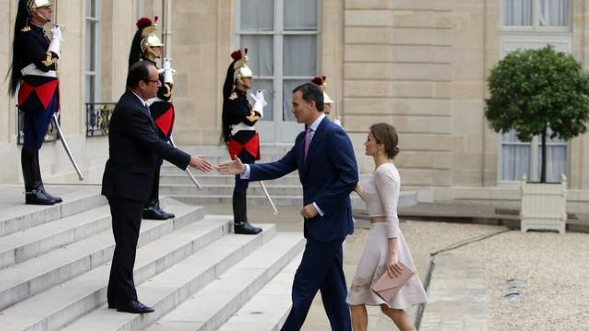 François Hollande recibe a los reyes Felipe y Letizia, el pasado julio en el Elíseo.-Foto: AP / FRANÇOIS MORI