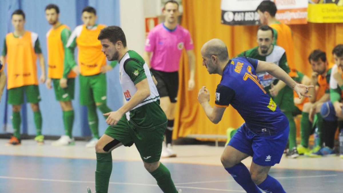Oli pisa un balón en un choque de esta temporada en el Polideportivo Círculo-Israel L. Murillo