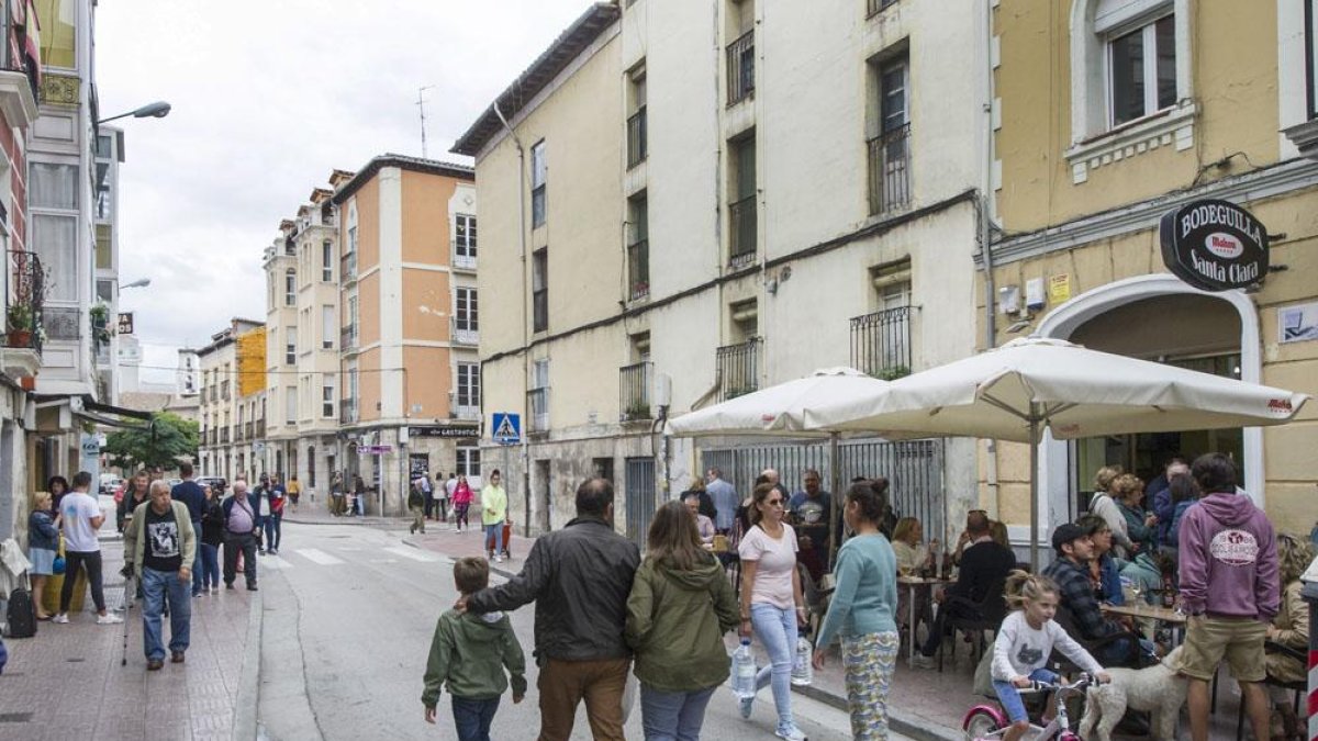 La hora del vermú tuvo su «ambiente» pese a la amenaza de lluvia y la celebración del festival Tribu.-ISRAEL L. MURILLO