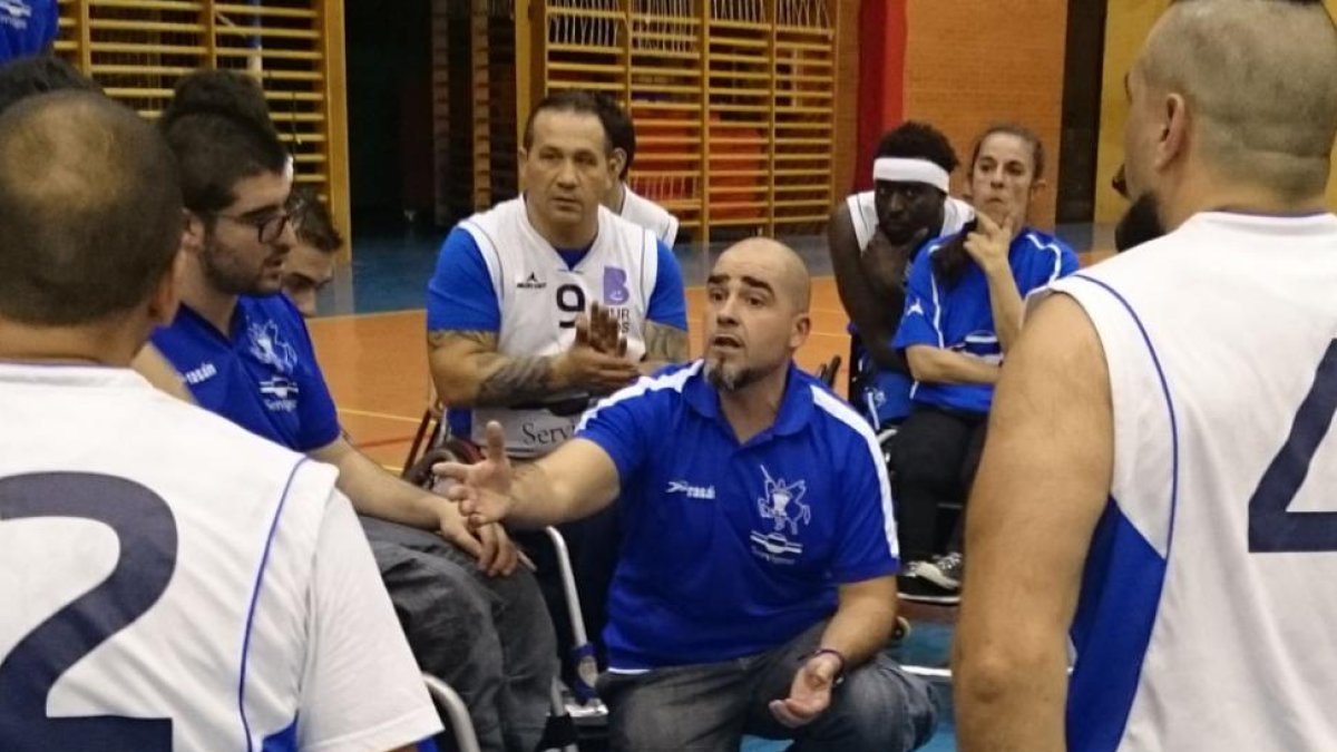 Rodrigo Escudero da instrucciones a sus jugadores durante un tiempo muerto.-