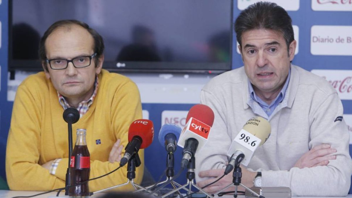 JuanCarlos Barriocanal y Gonzalo Arconada durante la presentación del entrenador.-RAÚL G. OCHOA