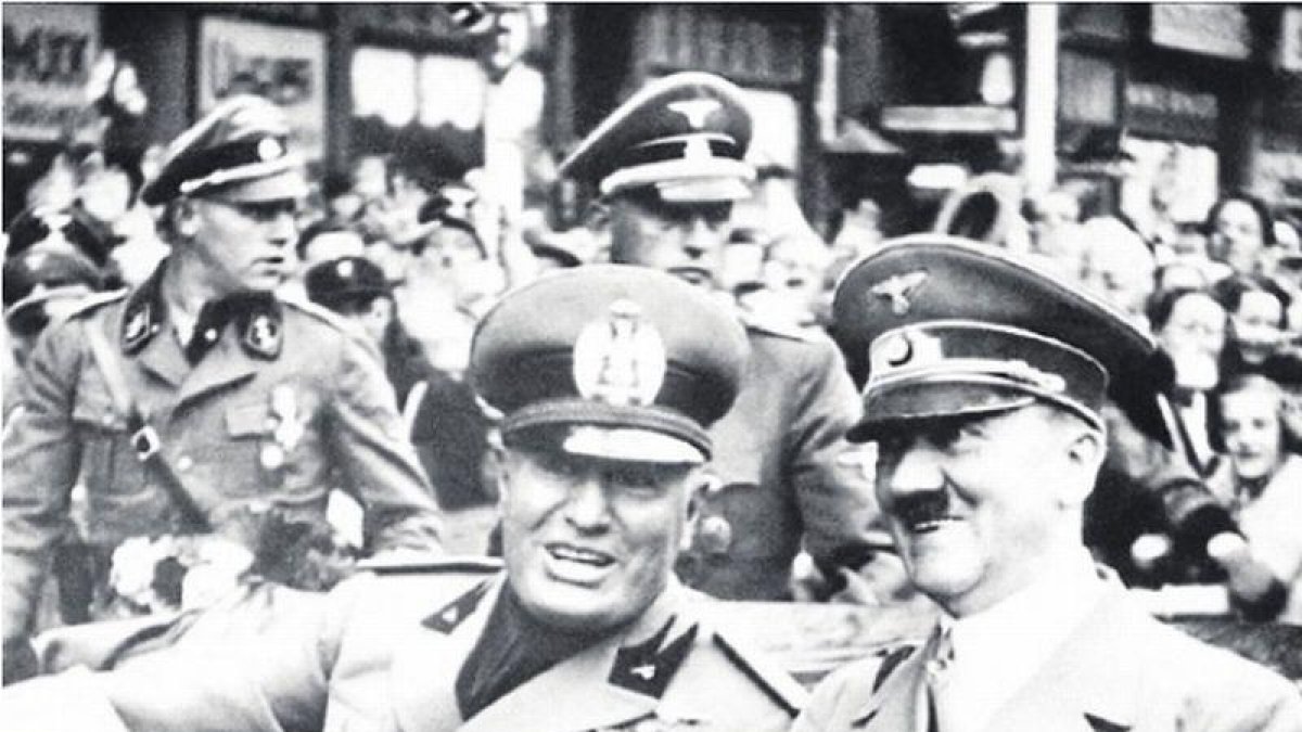 Hitler y Mussolini, en septiembre de 1938, en la frontera alemana, antes de la conferencia de Múnich.-