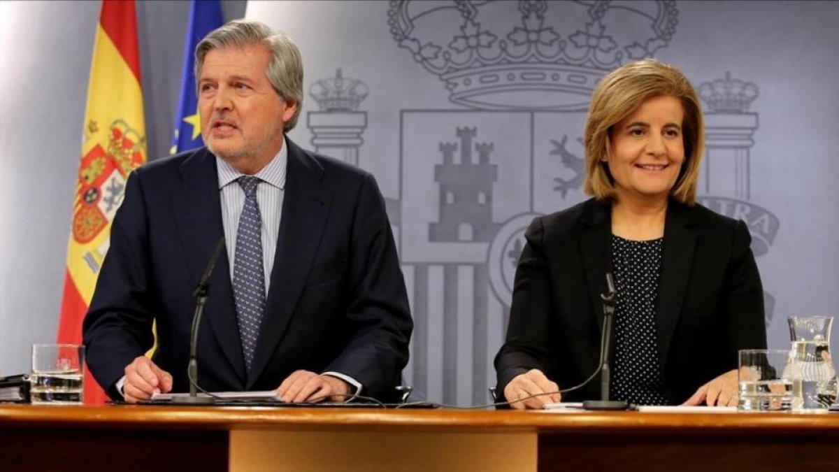 Íñigo Méndez de Vigo y Fátima Báñez, este viernes en la rueda de prensa posterior al Consejo de Ministros.-JUAN MANUEL PRATS