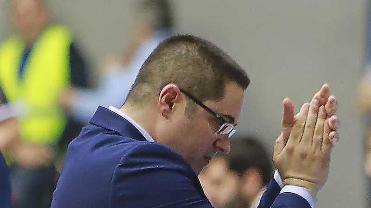 Diego Epifanio ‘Epi’ aplaude durante el último partido.-RAÚL OCHOA