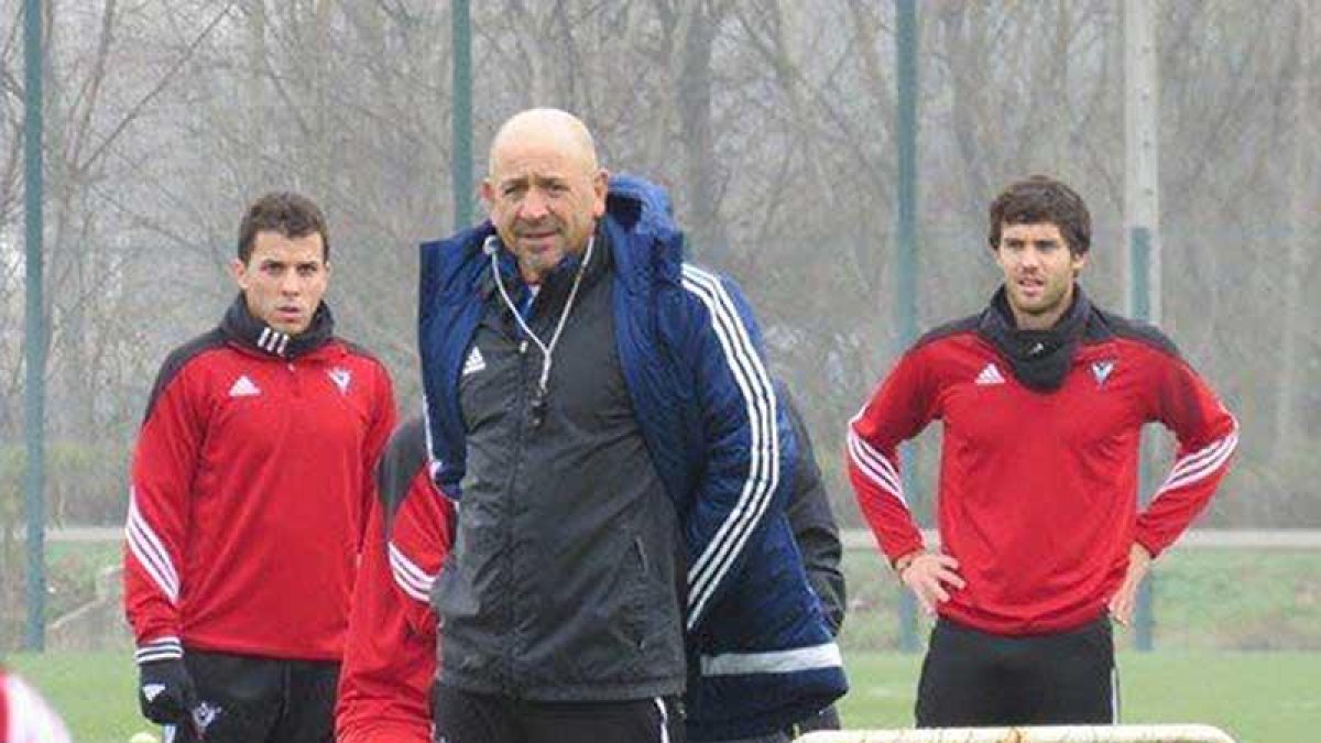 Imagen de Claudio durante el primer entrenamiento al frente del Mirandés.-@MIRANDES_VAVEL