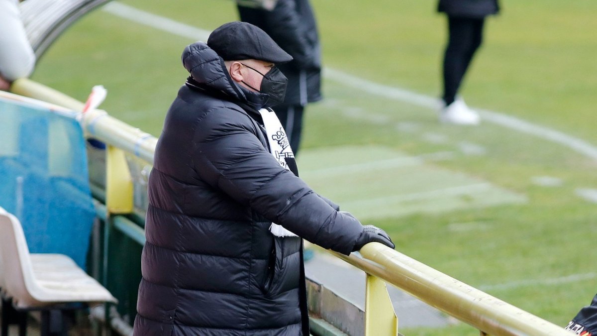 Caselli, a pie de campo durante un partido del Burgos CF. SANTI OTERO