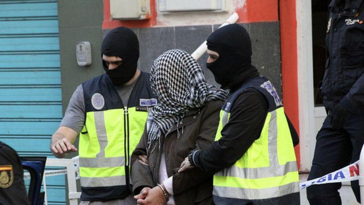 Operación policial en Ceuta, el pasado febrero, con varias detenciones de personas por su relación con el Estado Islámico.-EFE / REDUAN