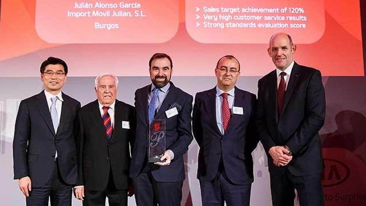 Julián Alonso posa junto a su padre e iniciador del negocio y los representantes de la marca coreana tras la entrega del galardón.-ECB