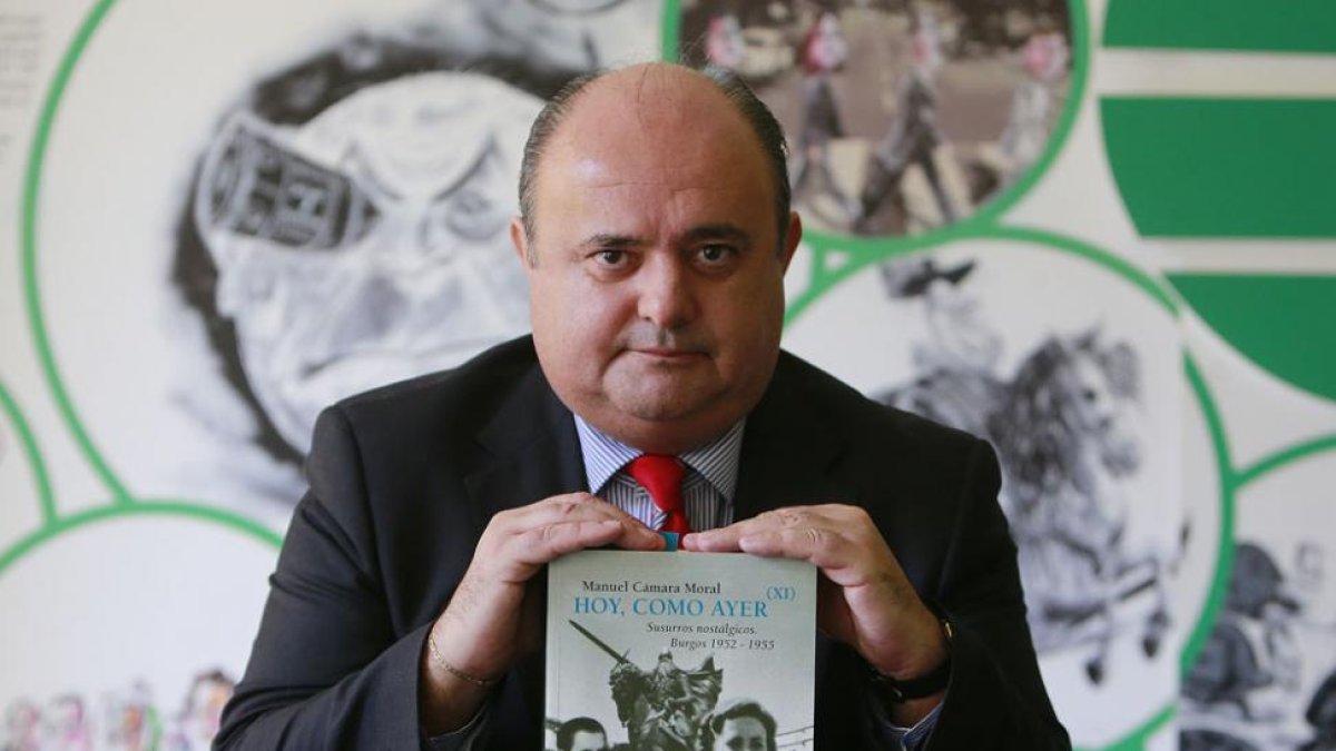 Manuel Cámara, junto a un ejemplar del que será el penúltimo volumen de la serie ‘Hoy, como ayer’.-Raúl Ochoa