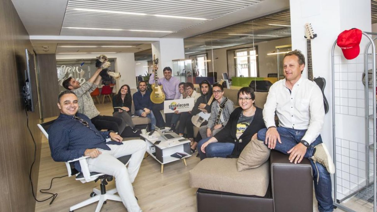 Jorge Arias (izqda), junto al equipo de Geotelecom.-ISRAEL L. MURILLO