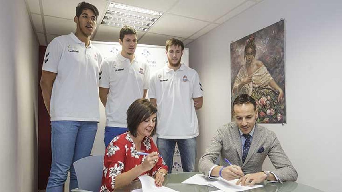 Pilar Gómez y Félix Sancho firman el convenio suscrito entre Recoletas y el San Pablo Burgos.-SANTI OTERO