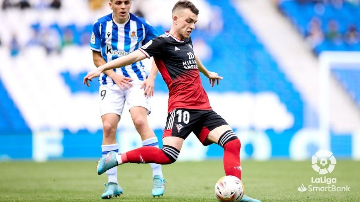 Iñigo Vicente golpea el balón. LALIGA