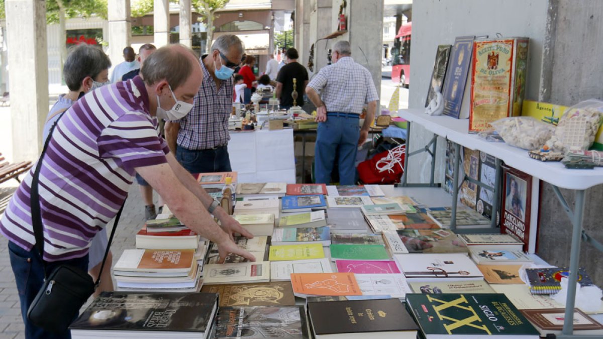Un hombre consulta los libros a la venta en un puesto de la plaza de España. RAÚL G. OCHOA