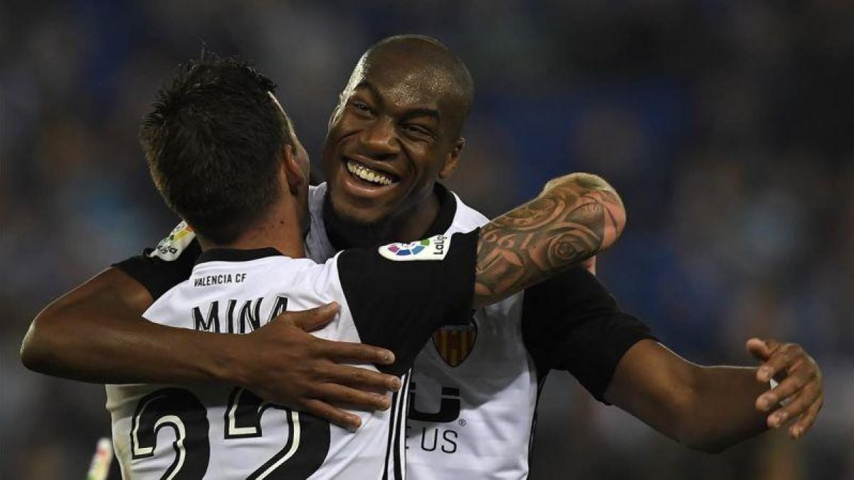 Kondogbia celebra su gol al Espanyol en Cornellà con Santi Mina.-AFP / LLUIS GENÉ