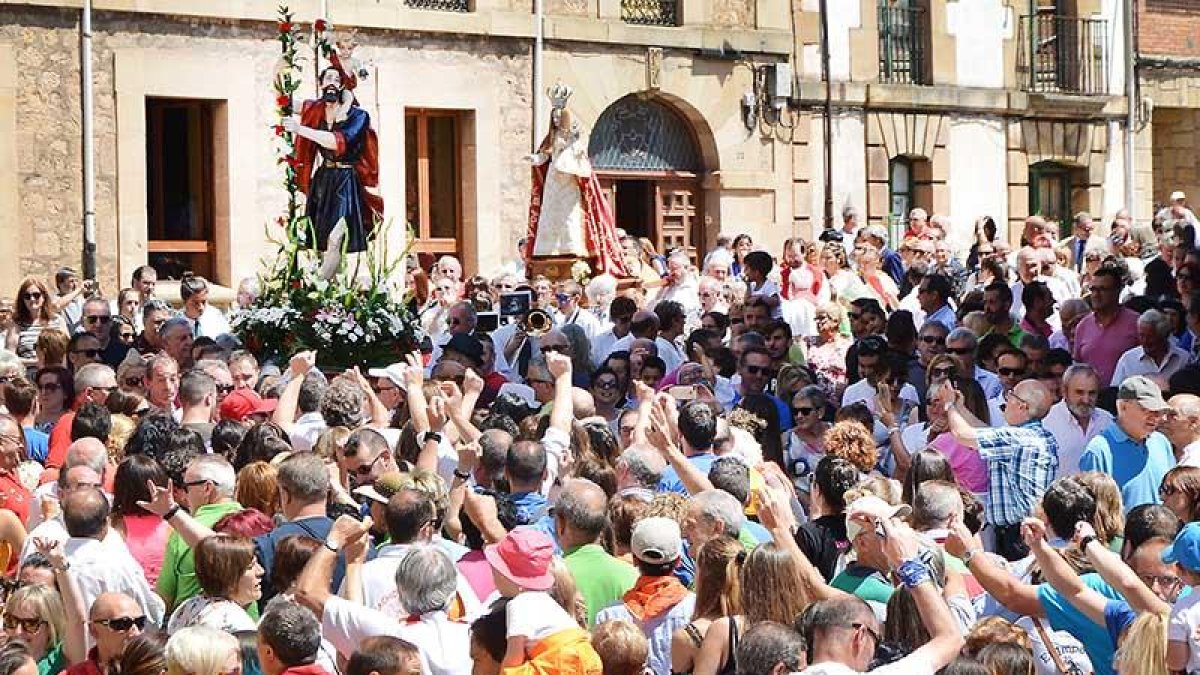 Un momento de la procesión con el Santo a hombros y varios vecinos bailando delante de la imagen y otros muchos contemplando la escena.-R.F.