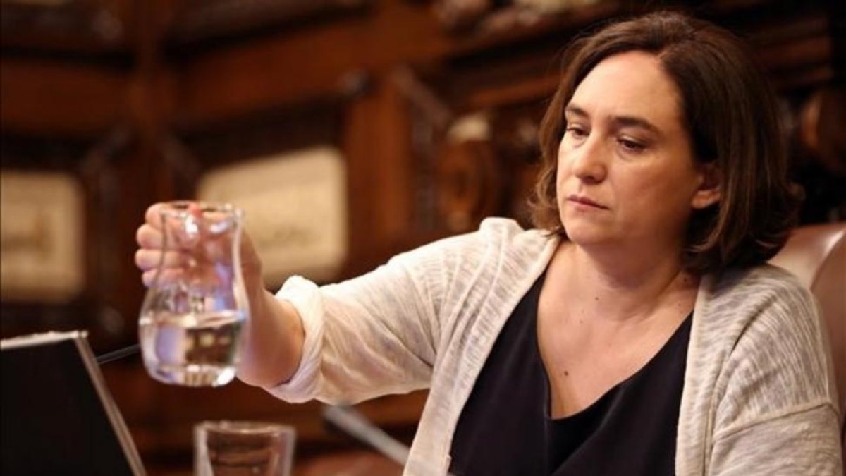 La alcaldesa de Barcelona, Ada Colau, en un pleno del ayuntamiento.-RICARD CUGAT