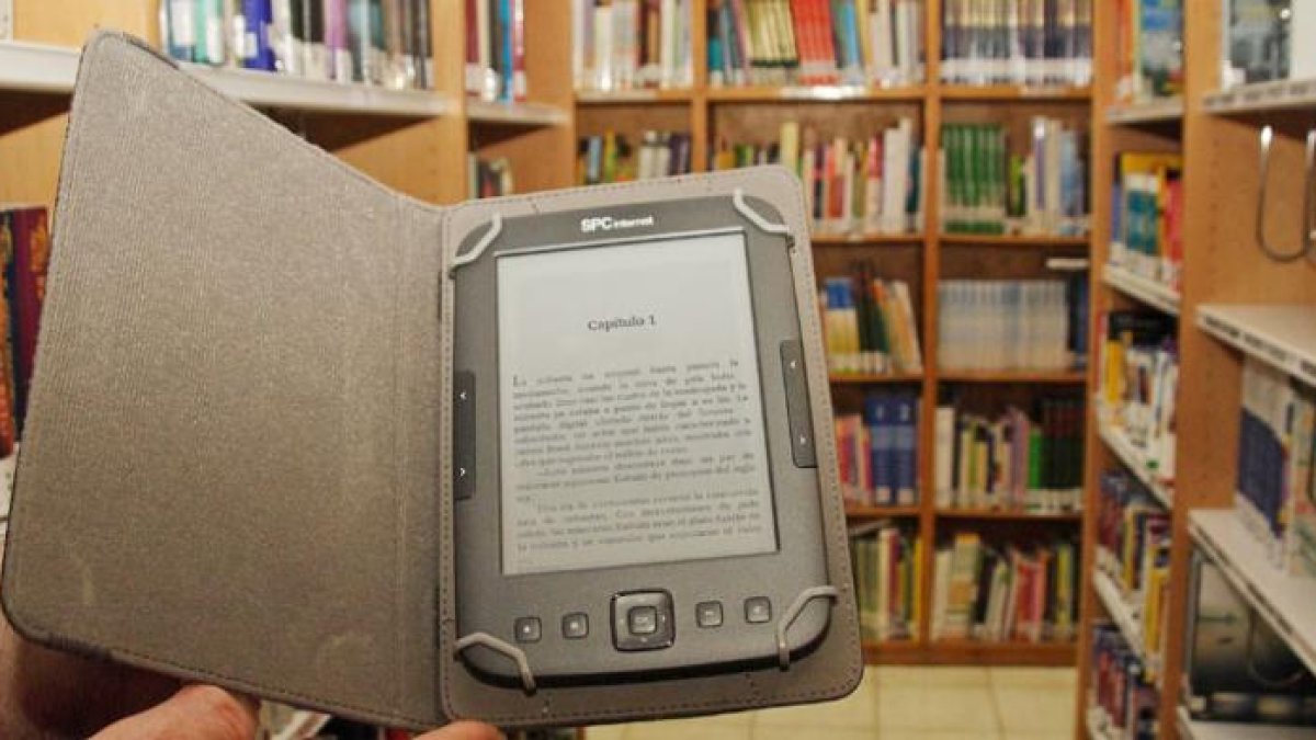 Los usuarios infantiles de la biblioteca municipal disfrutan de cuentacuentos tradicionales y de acceso a tablets.-G. G.