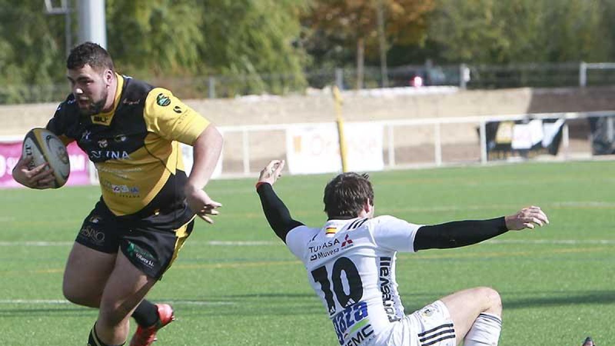 Gavin Van den Berg se escapa con el oval en un partido de la pasada temporada.-RAÚL OCHOA