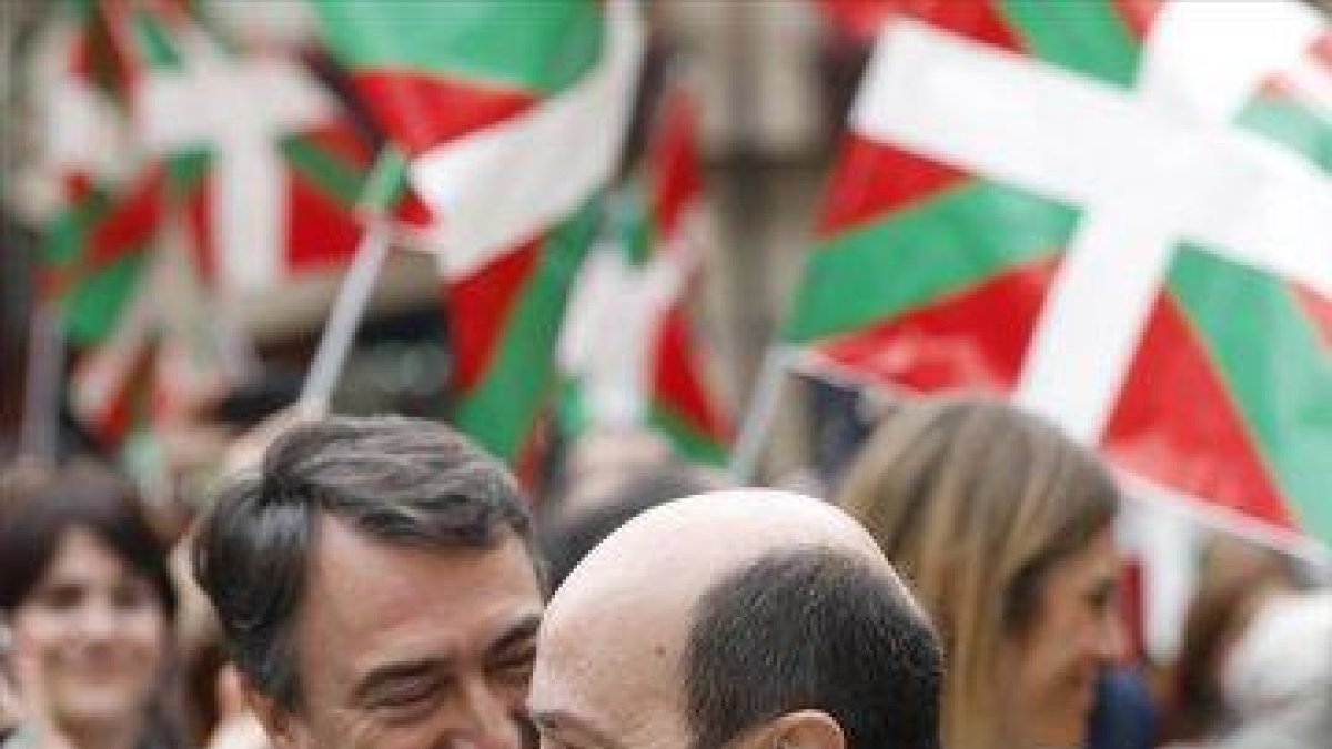 El presidente del PNV, Andoni Ortuzar, y el portavoz en el Congreso, Aitor Estaban, durante un acto electoral hace meses-EFE