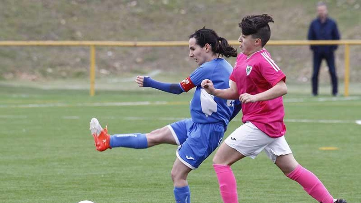 Naiara intenta despejar un balón en presencia de una delantera del Pauldarrak-Santi Otero