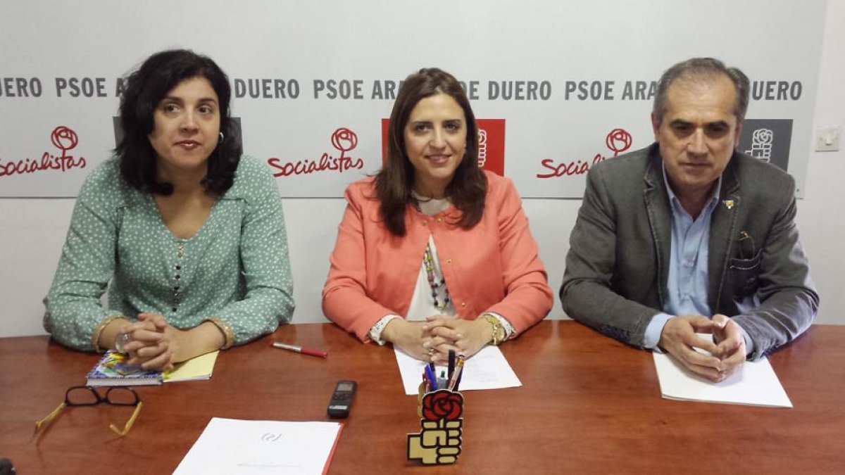 Mar Alcalde, Esther Peña y Luis Briones, durante la rueda de prensa de ayer.-L. VELÁZQUEZ