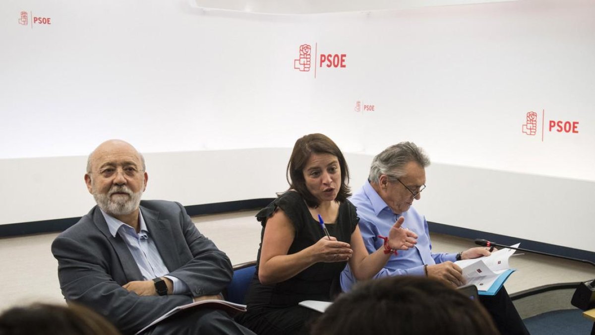 osé Félix Tezanos (izquierda) en una reunión junto a Adriana Lastra y Manuel Escudero.-EFE