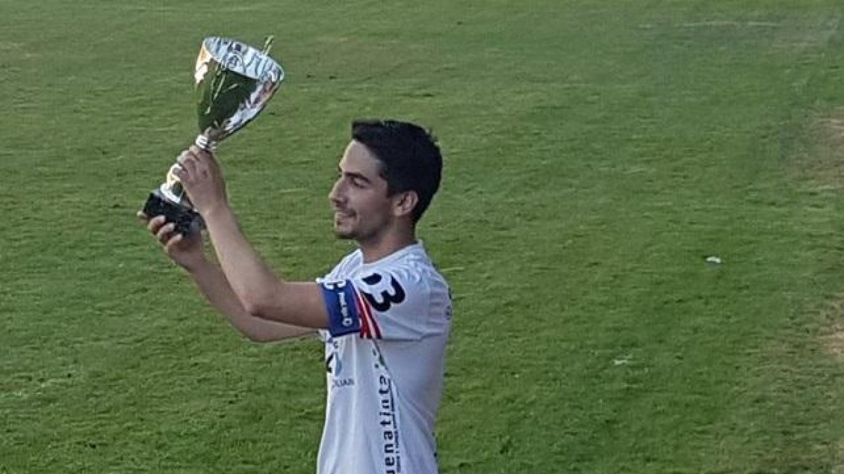 Guti muestrael trofeo conquistado ayer.-ECB