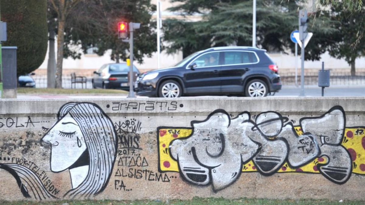Pintadas en el muro del río Arlanzón en la zona del barrio de Fuentecillas.-ISRAEL L. MURILLO