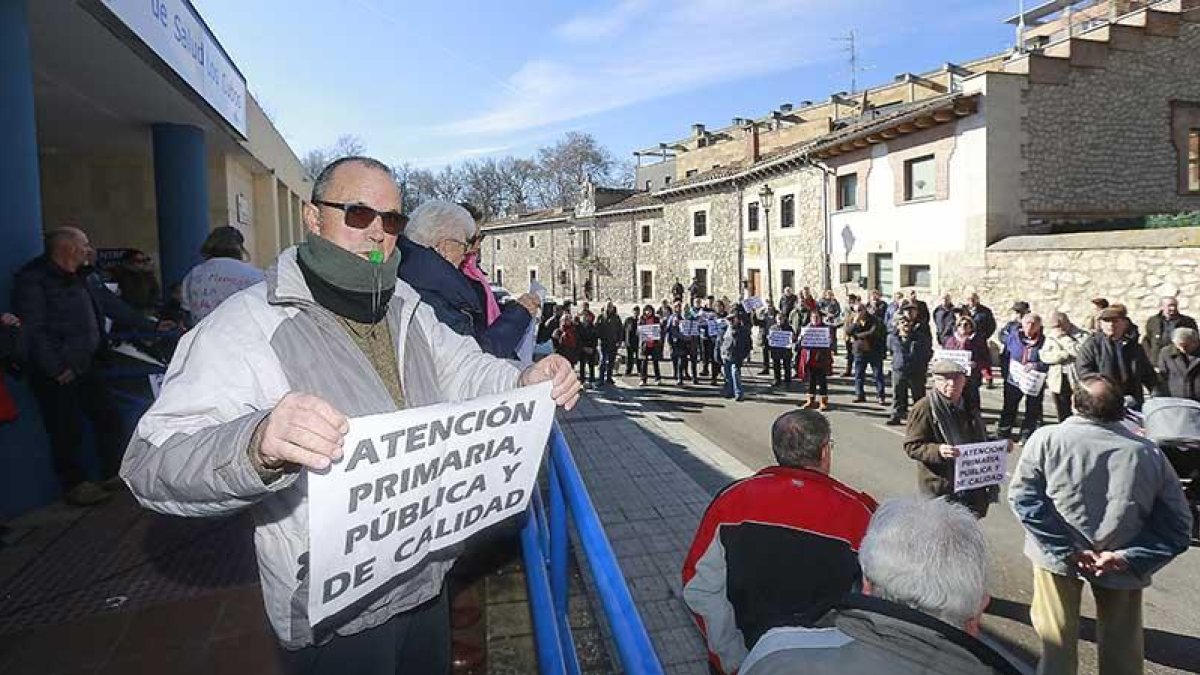 Concentración de ayer a las puertas el centro de salud de los Cubos.-RAÚL G. OCHOA