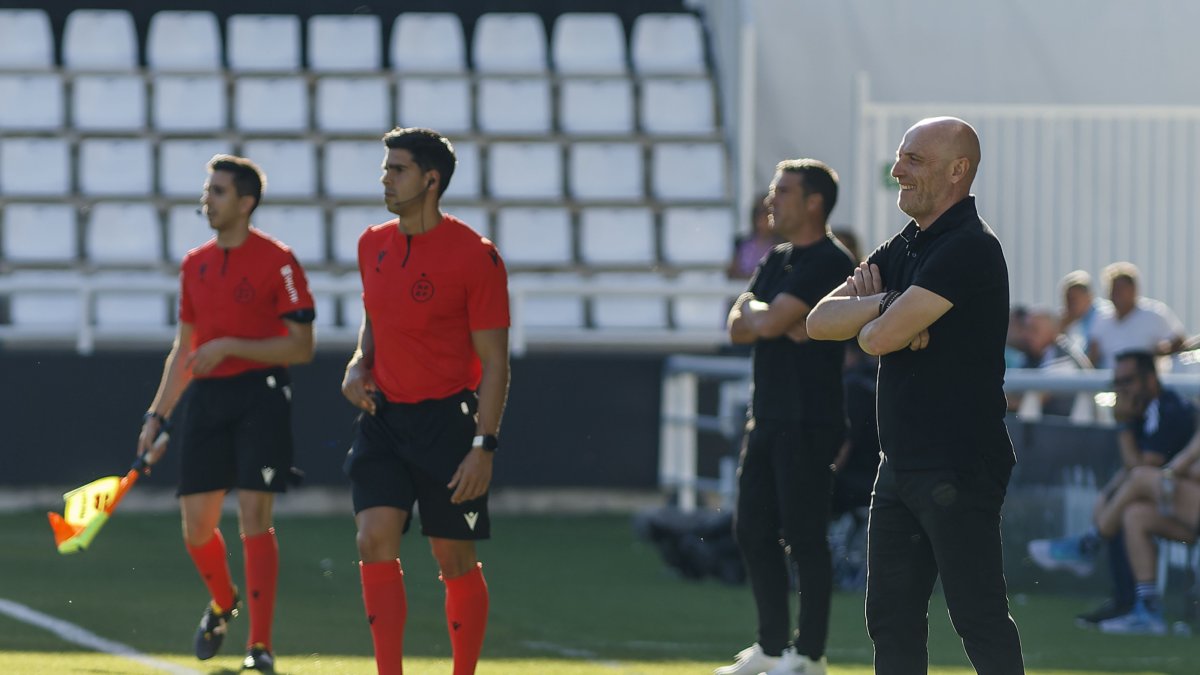 Julián Calero dirige a su equipo desde la banda de El Plantío