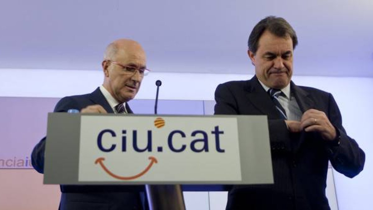 Artur Mas y Josep Antoni Duran Lleida, con malas caras, en una rueda de prensa del 2010.-Foto: ALBERT BERTRAN