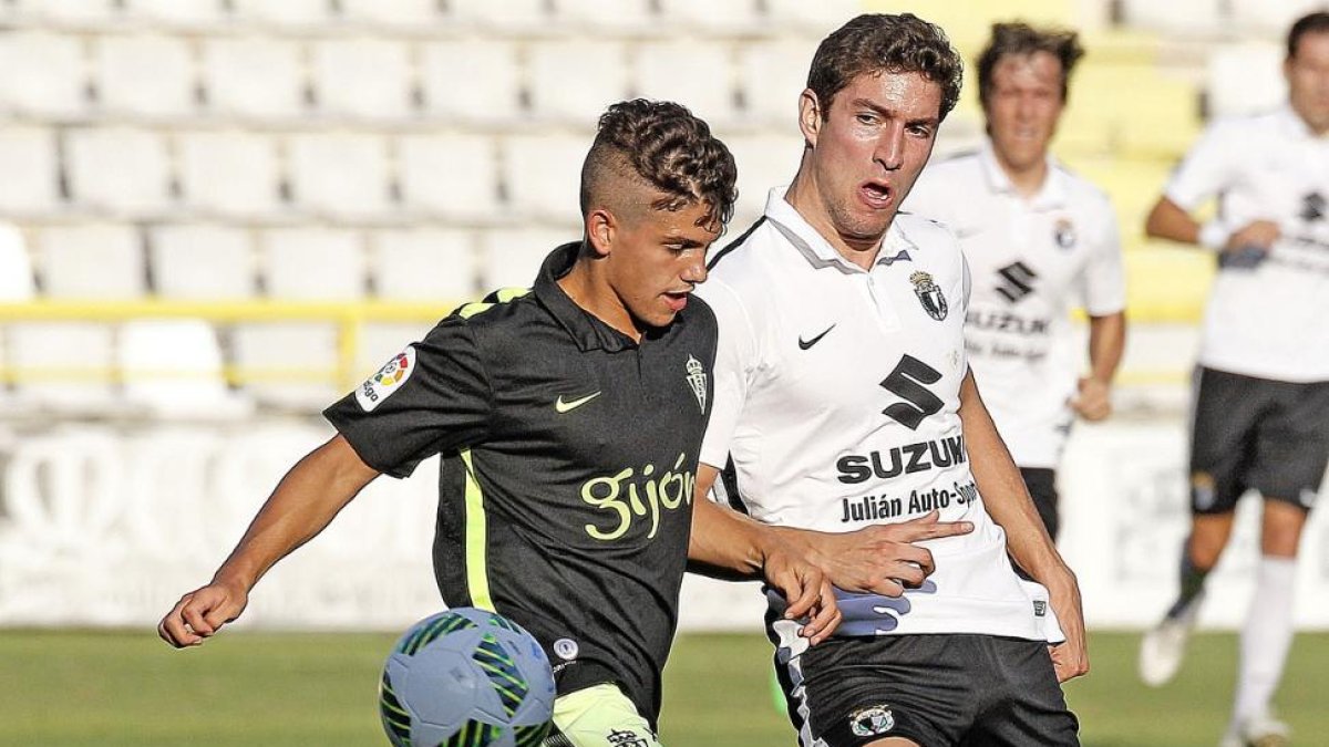 Montero busca a un compañero durante el partido del pasado miércoles.-SANTI OTERO