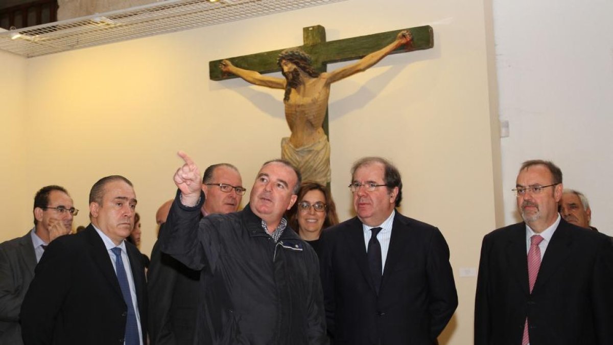 El presidente de la Junta de Castilla y León, Juan Vicente Herrera, visita el Museo de Arte Sacro de Becerril de Campos (Palencia) acompañado, entre otros, del consejero de Educación, Fernando Rey, y de la presidenta de la Diputación, Ángeles Armisén-Ical