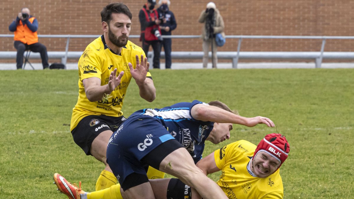 Facundo López guarda el oval a la espera del apoyo de Casteglioni. ÁREA 11
