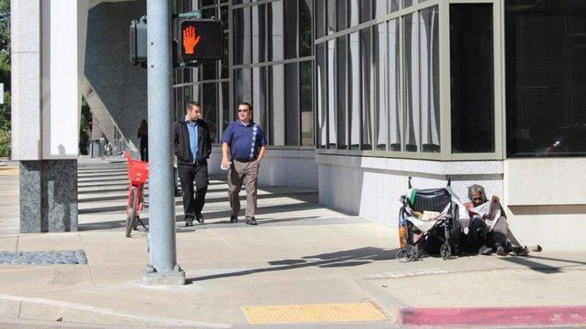 Un sintecho en una calle de Sacramento.-ANDREA LÓPEZ-TOMÀS